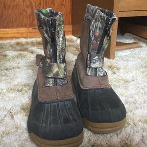 Boys Ozark trail snow boots size 3